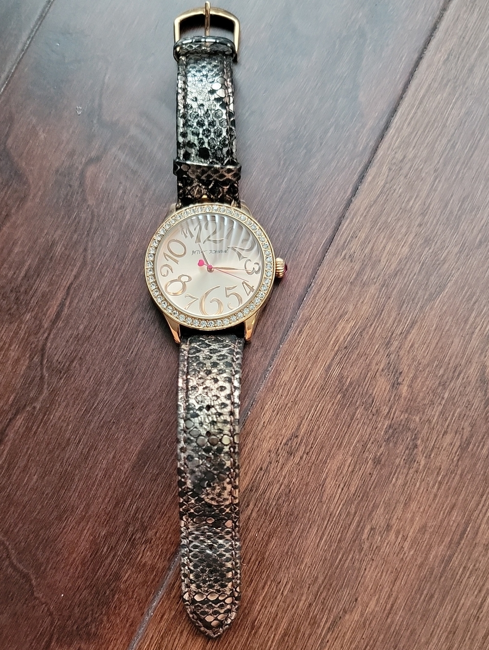 Stylish Gold-Tone Watch with Black Snakeskin Strap